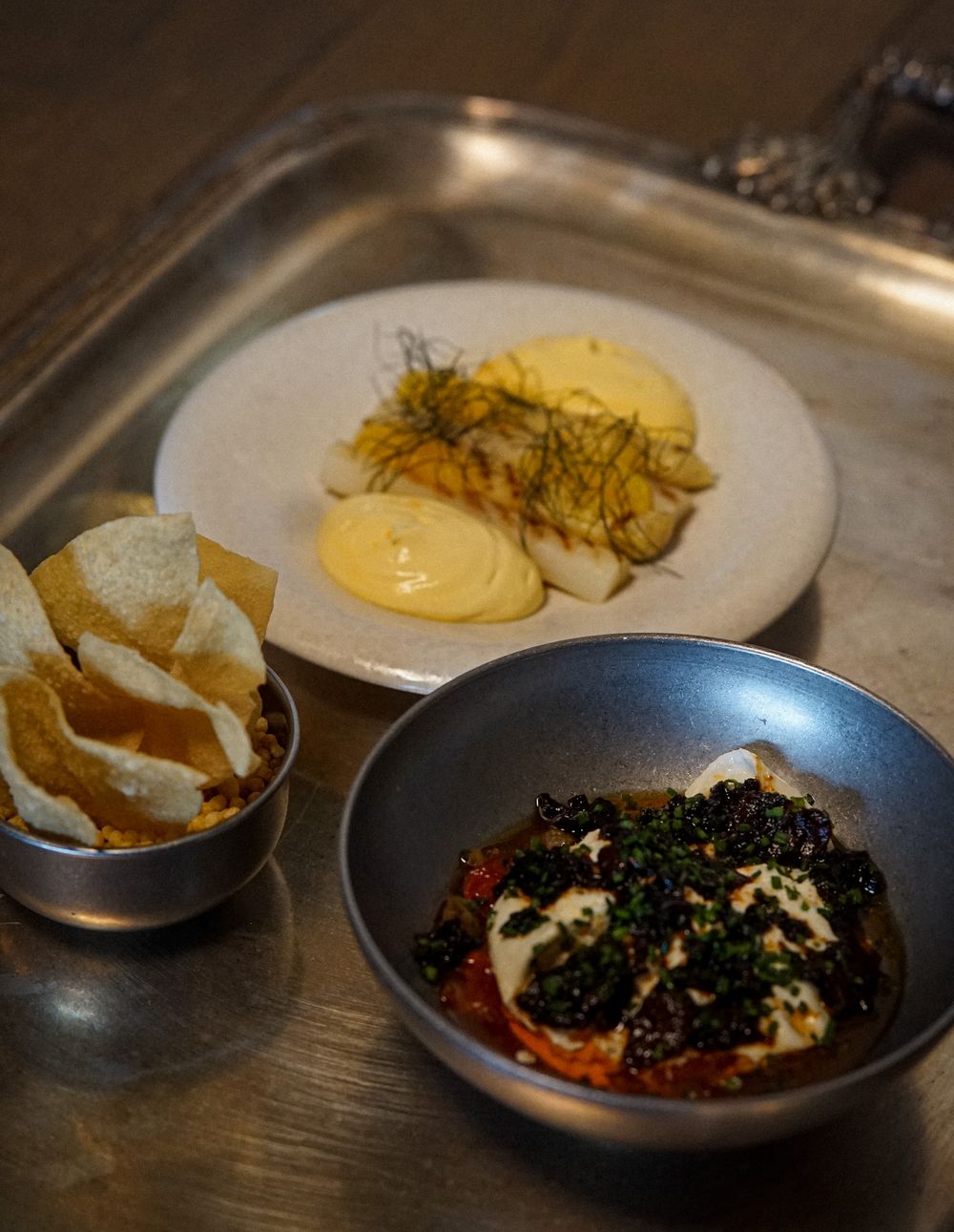 Gegrilde witte asperges met saffraanmayonaise en burrata op een zilveren dienblad