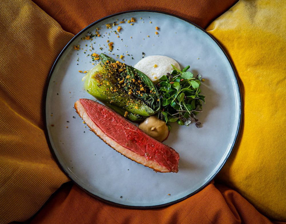 Rosé gebakken eendenborst met gegrilde little gem en mosterdemulsie